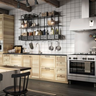 Черни рафтове в кухнята