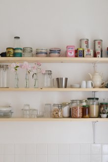 Кухня с дървени рафтове