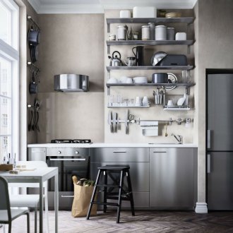 Кухня с метални рафтове