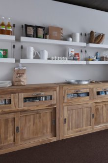 Кухня с висящи рафтове