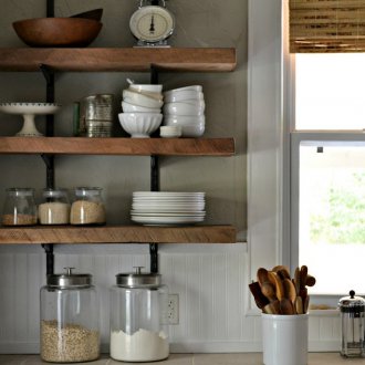 Кухня в селски стил с рафтове.