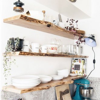 Кухня с рафтове от дърво нарязани