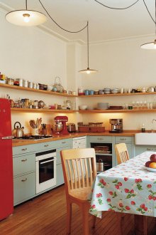 Кухня с ъглови рафтове