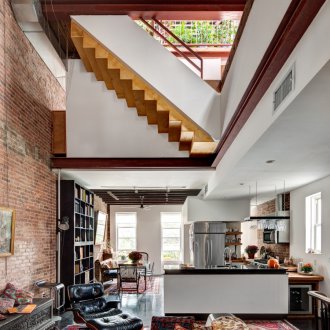 Ъглов душ в интериора на банята на селска къща