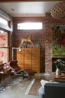 Тухлена стена в хола