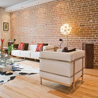 Червена тухлена стена в интериора