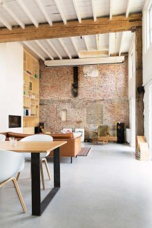 Тухлена стена в интериора на таванското помещение