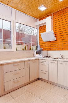 Оранжева тухлена стена