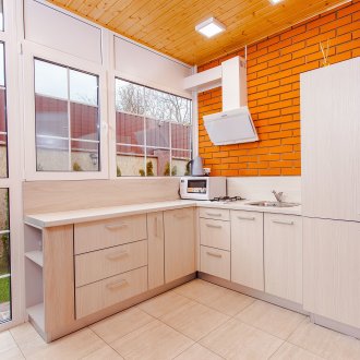 Оранжева гланцирана маса