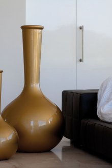 Големи кафяви подови вази в хола