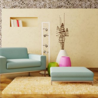 Многоцветни подови вази във вътрешността на хола