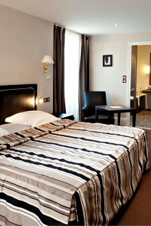 Bilik tidur hitam dengan kajian