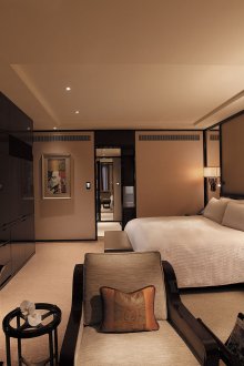 Perabot berkilat di dalam bilik tidur dengan kajian