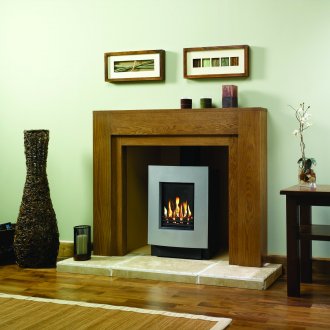 Ваза от черна ракита в хола с камина