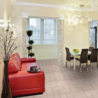 Черна и кафява подова ваза с изкуствен декор в студио апартамент