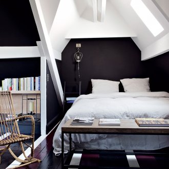 Bilik tidur kelabu dengan kajian