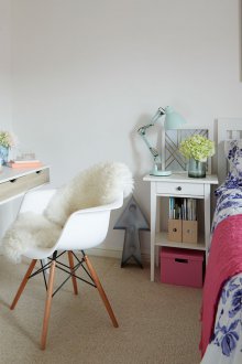 Bilik tidur yang terang dengan kajian