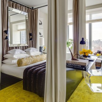 Cermin di bilik tidur dengan kajian