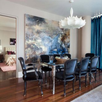 Трапезна маса със стъклен плот