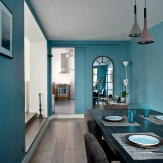 Тюркоазени стени в хола