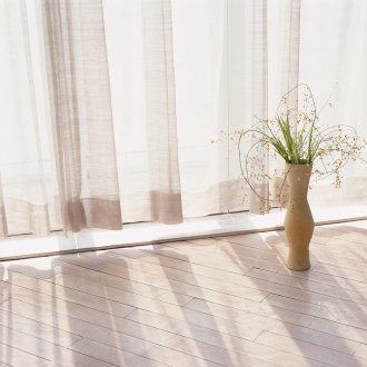 Малка бежова подова ваза с живи растения