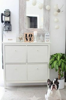 Огледало в бяла рамка в коридора