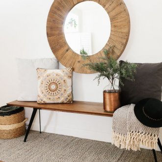 Огледало в дървена рамка в коридора