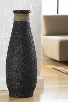 Красива черна ваза, украсена с въже