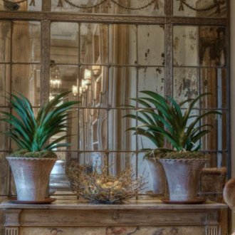 Огледало, състарено в коридора