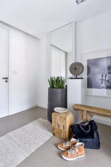 Огледало на стената в коридора