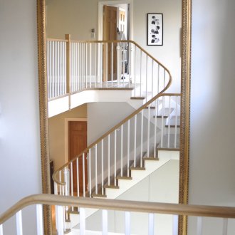 Огледало в златна рамка в коридора