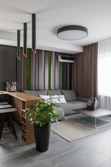 Черна голяма ваза на открито със свежи цветя в малък апартамент