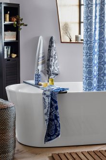 Bakul dobi di bilik mandi