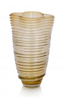 Красива полупрозрачна стъклена ваза