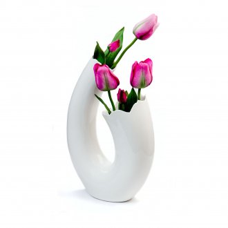 Висока стъклена ваза с камъчета