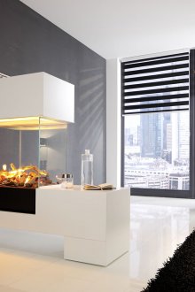 Големи черни подови вази с клони в интериора на хола