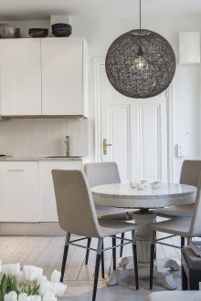 Стъклена подова ваза със свежи цветя