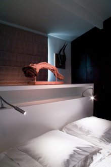 Lampu membaca di tepi katil