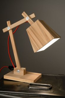 Lampu tepi katil kayu