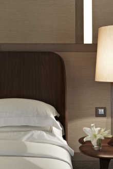 Lampu tempat tidur di Walnut