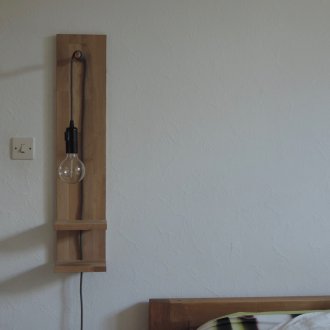 Lampu gantung di tepi katil