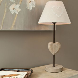 Lampu tepi katil dengan hati