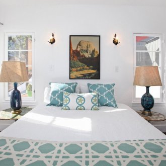 Lampu sisi katil biru