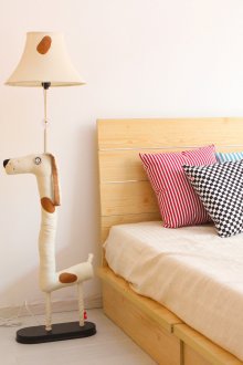 Lampu lantai di samping katil