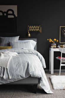 Lampu ditarik balik di tepi katil