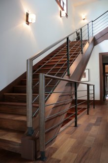 Черен парапет на стълбището