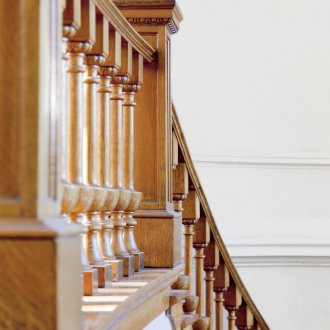 Дървен парапет за стълби