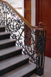 Парапети за художествено коване на стълби