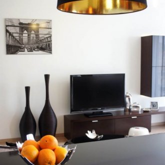 Две черни вази във всекидневната