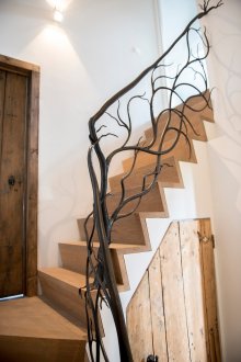 Парапет под формата на клон за стълбите